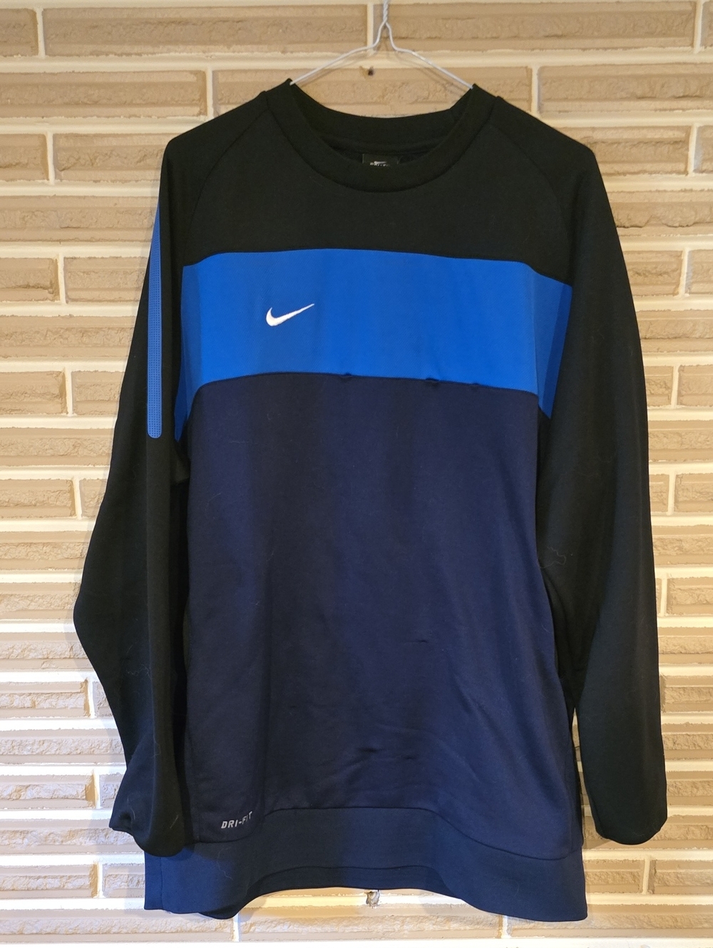 Nike Men's Black and Blue Colorblock Crew Sweatshirt